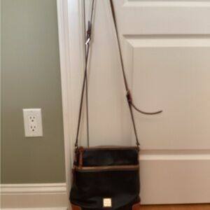 Dooney & Bourke pebbled leather shoulder bag - black